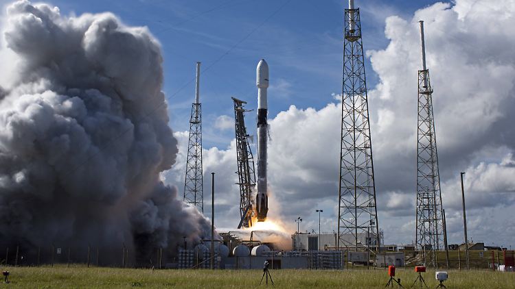 Mit einer "Falcon 9"-Rakete transportierte SpaceX einen Satelliten erfolgreich ins All.