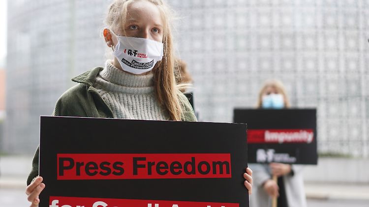 Wegen der Inhaftierungen in Saudi-Arabien kommt es immer wieder zu Protest vor der Botschaft des Landes. 
