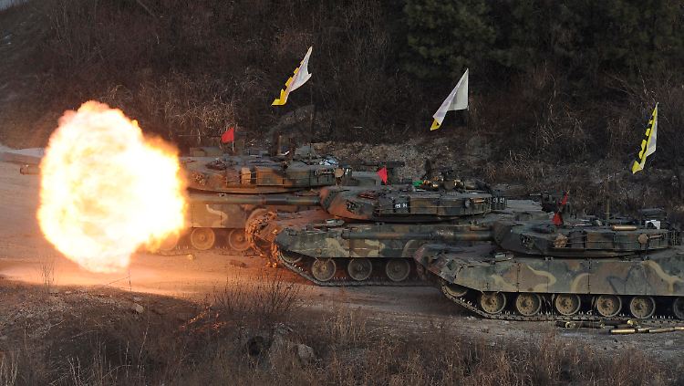Südkoreanische Panzer bei Gefechtsübungen.