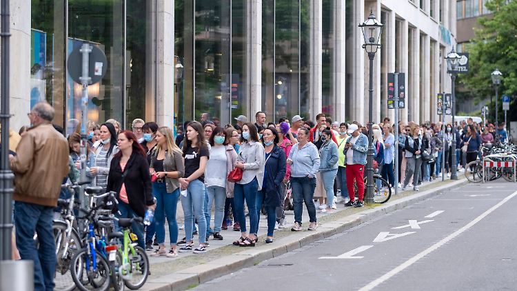 Lange Schlangen vor Geschäften sollen schon vor dem Beginn des Lockdowns vermieden werden.