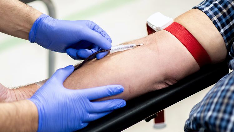 In Deutschland dürfen schwule und bisexuelle Männer nur Blut spenden, wenn sie innerhalb eines Jahres keinen Sex mit einem anderen Mann hatten. 