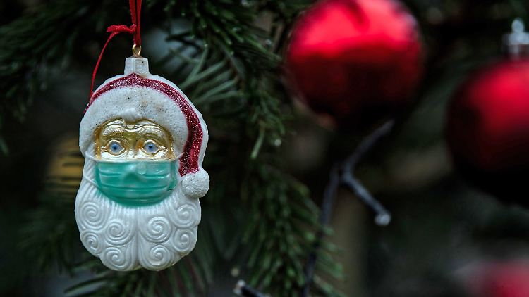 Weihnachtsbaumschmuck im Jahr 2020: Der Weihnachtsmann trägt Maske.