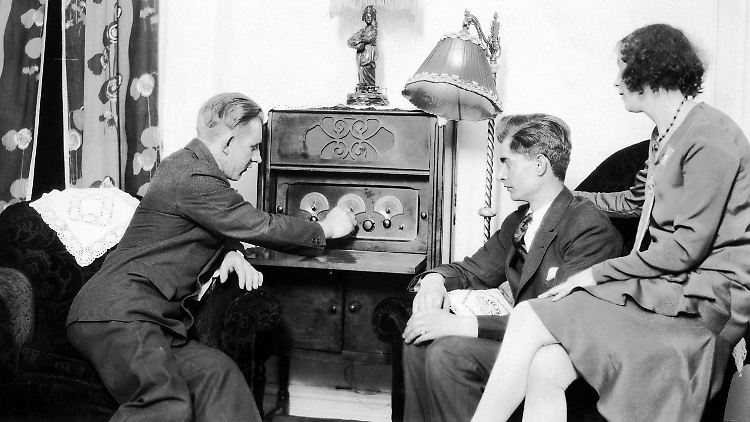 In den Anfangsjahren des Radios versammelte man sich zum Hören noch vor dem Empfangsgerät - heute ist der Rundfunk ungleich mobiler.