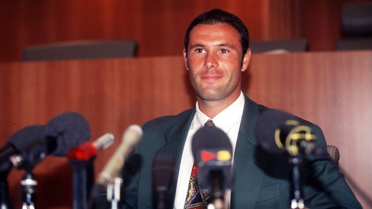 Als Jean-Marc Bosman 1995 seinen juristischen Sieg feierte, konnte noch niemand ahnen, wie das Urteil den Fußball verändern würde. Und welche Auswirkungen es auf das Leben Bosmans nahm.