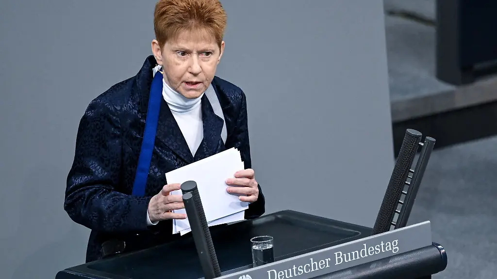 Die-scheidende-Bundestagsvizepraesidentin-Petra-Pau-spricht-ueber-ihre-Stimmerkrankung