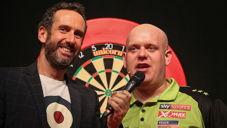 Für Elmar Paulke (links) ist Michael van Gerwen in diesem Jahr nicht der Topfavorit bei der Darts-WM.