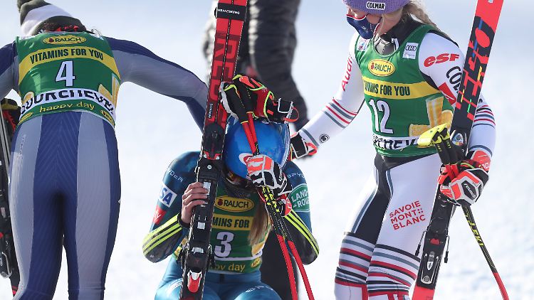 Ein Triumph, der Mikaela Shiffrin emotional sehr nahe geht: Die Skifahrerin gewinnt den ersten Weltcup seit dem Unfalltod ihres Vaters.