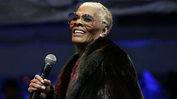 Dionne Warwick hat mit 80 Jahren Twitter für sich entdeckt.