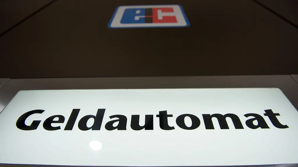 Vor-den-Augen-von-Zivilpolizisten-wollten-mehrere-Taeter-einen-Geldautomaten-aufbrechen