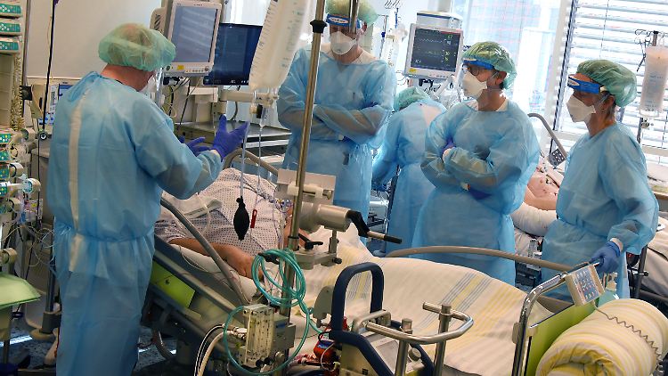Die Corona-Infektionszahlen steigen weiter, in manchen deutschen Kliniken werden Beatmungsgeräte knapp. Zittau meldet Triage-Fälle. Doch nur in bestimmten Fällen dürfen Ärzte entscheiden, wem sie helfen und wen sie sterben lassen. 