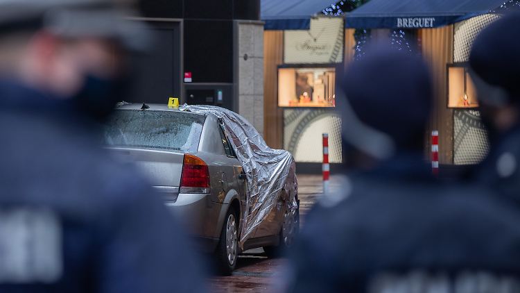 Der Luxus-Laden in der Düsseldorfer Innenstadt wurde laut Polizei "ziemlich ausgeräumt".