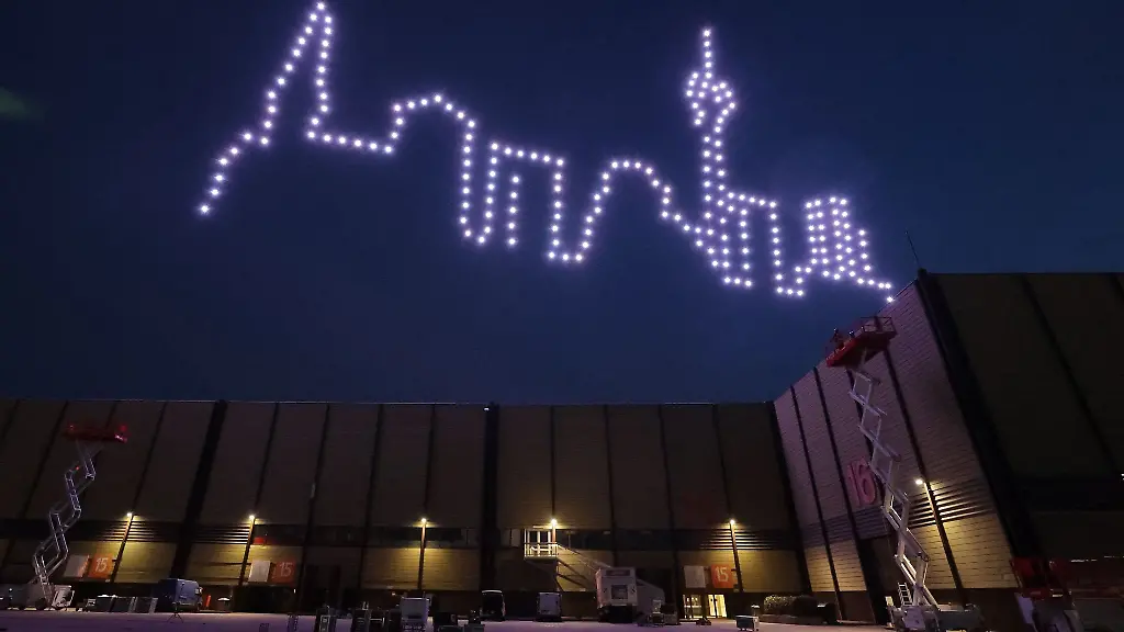 Duesseldorfer-Skyline-aus-200-Lichtpunkten-Grosse-Drohnenshow-bei-der-Industriemesse-Xponential