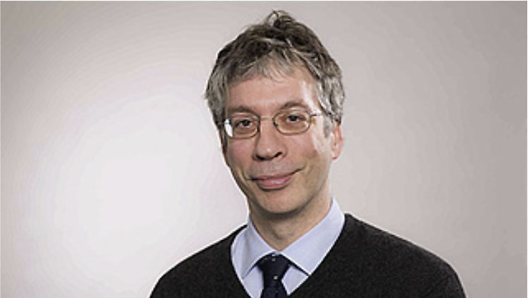 Timo Ulrichs ist Facharzt für Mikrobiologie und Infektionsepidemiologie und Professor für Globale Gesundheit an der Akkon-Hochschule für Humanwissenschaften.