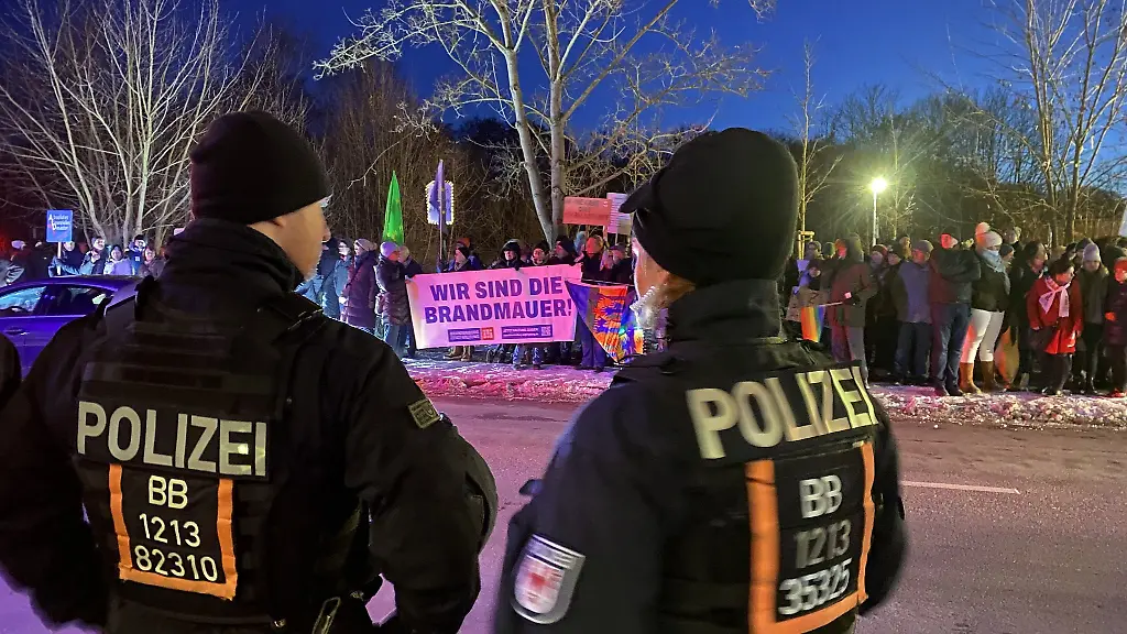 Die-Polizei-ist-bei-einer-AfD-Wahlkampfveranstaltung-in-Neuenhagen-bei-Berlin-im-Einsatz-Demonstranten-protestieren-auf-der-gegenueberliegenden-Seite-gegen-die-Partei