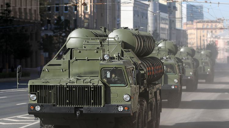 Die S-400 kann mit Kurz-, Mittel- und Langstreckenraketen arbeiten.