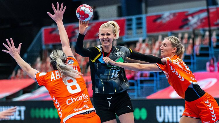 Kim Naidzinavicius (m.) bekommt die harte Verteidigung der Niederlande zu spüren.