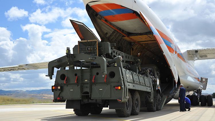 Verladung von Teilen des Raketenabwehrsystems S-400 aus einer russischen Antonow. Erdogan hatte Tests des S-400-Systems durch das türkische Militär im Oktober bestätigt. 