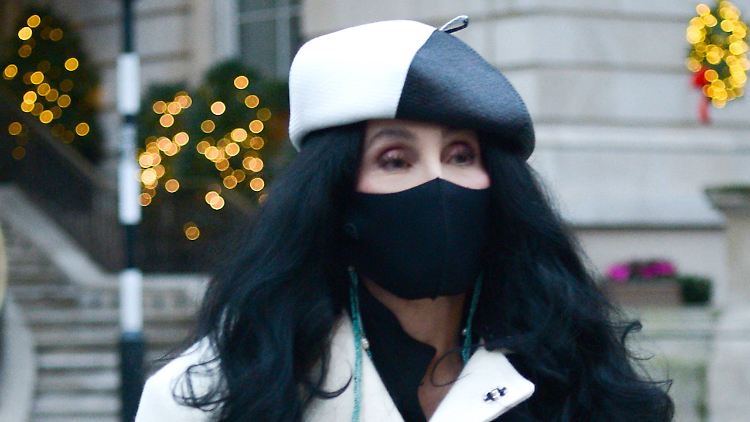 Trägt Cher auch eine Maske, ein Blatt vor den Mund nimmt sie nicht gern.