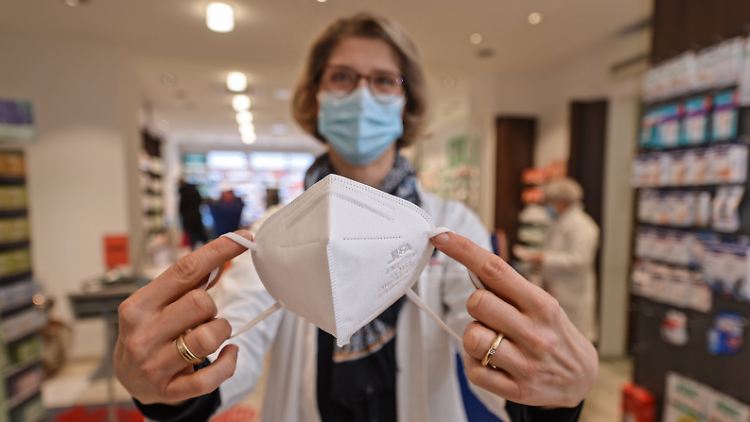 FFP2-Masken filtern Partikel besonders wirksam aus der ein- oder ausgeatmeten Atemluft. 