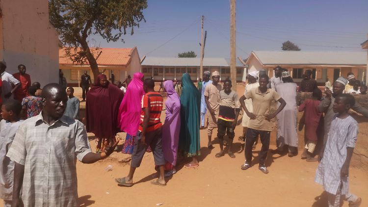 Bewaffnete Angreifer entführten am Freitag hunderte Schüler aus der Schule im Norden Nigerias.