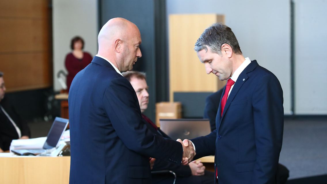 KEMMERICH: Im Februar wird der FDP-Politiker Thomas Kemmerich völlig überraschend mit den Stimmen der AfD-Abgeordneten zum Regierungschef in Thüringen gewählt, …