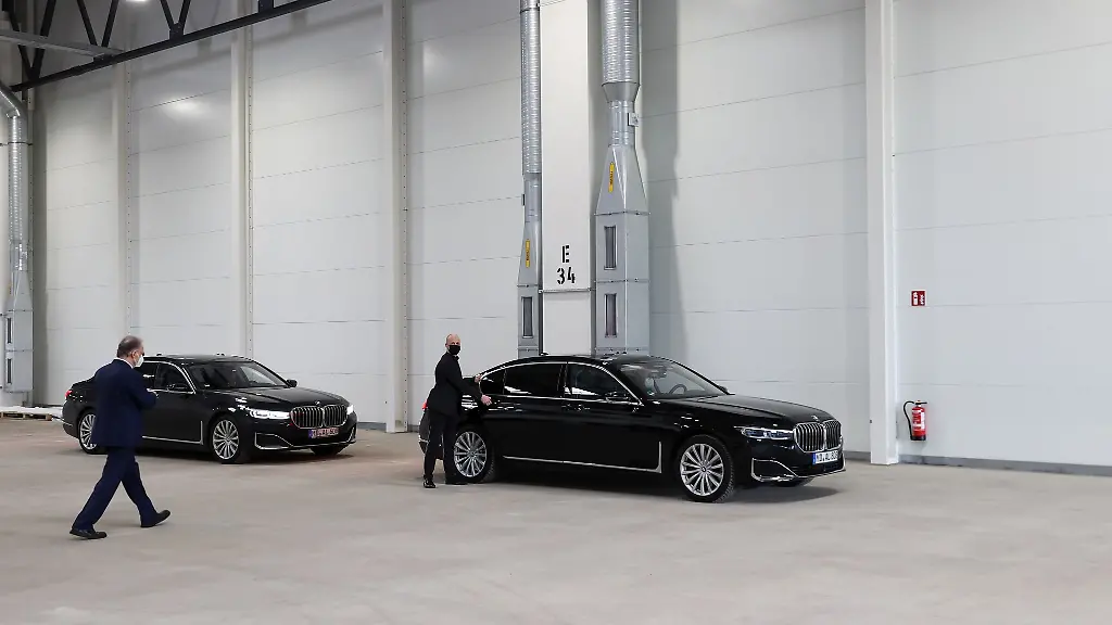 Ministerpraesident-Reiner-Haseloff-geht-zu-seinem-Dienstwagen