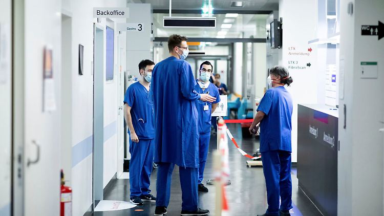 Zurzeit ist geplant, dass viele Pflegekräfte erst nach der Gruppe der über 80-Jährigen geimpft werden.