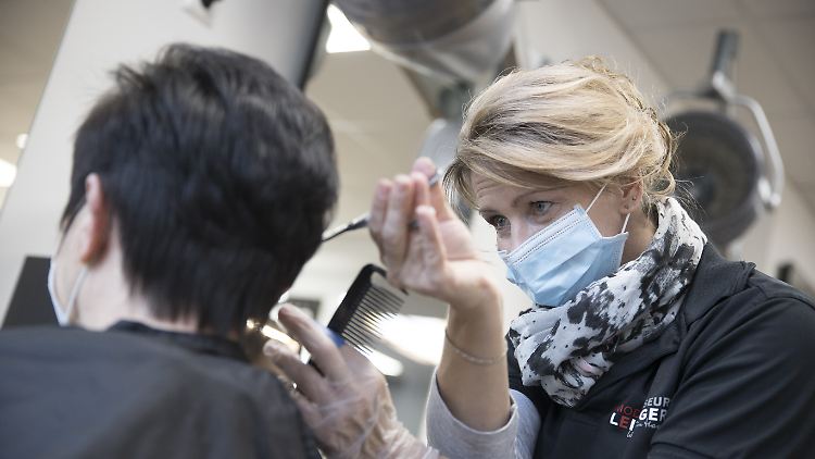 Der Hauptgeschäftsführer des Zentralverbands des Deutschen Friseurhandwerks glaubt nicht an Wucherpreise vor dem Lockdown.