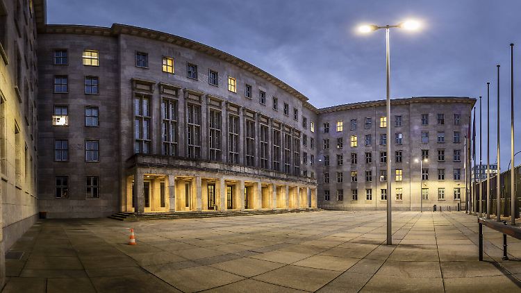 Das Bundesfinanzministerium hat mit der Schuldenaufnahme Milliarden verdient.