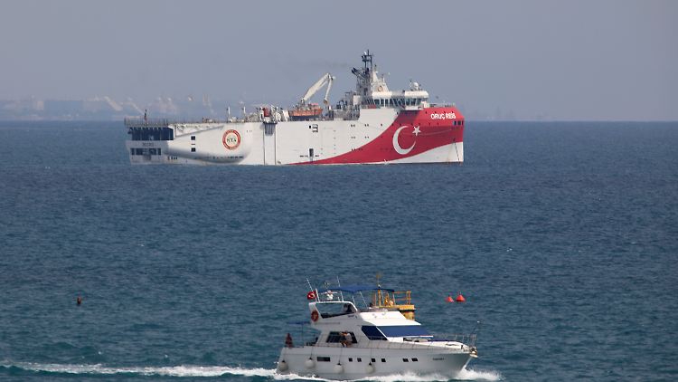 Das türkische Forschungsschiff Oruc Reis soll im Sommer 2020 im Mittelmeer nach Erdgasvorkommen gesucht haben.