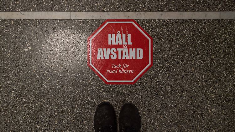 Auf die Bevölkerung heruntergerechnet hat Schweden deutlich mehr Infektionen und Todesfälle gehabt als Deutschland.
