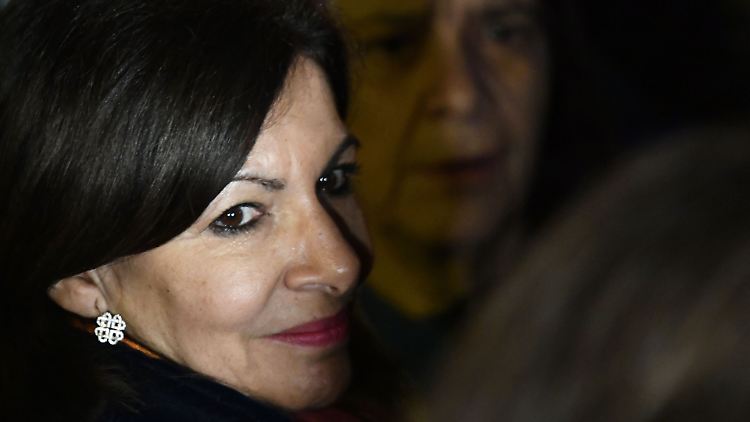 Anne Hidalgo will den Scheck über das Bußgeld persönlich überreichen - gemeinsam mit anderen Frauen in Führungspositionen.