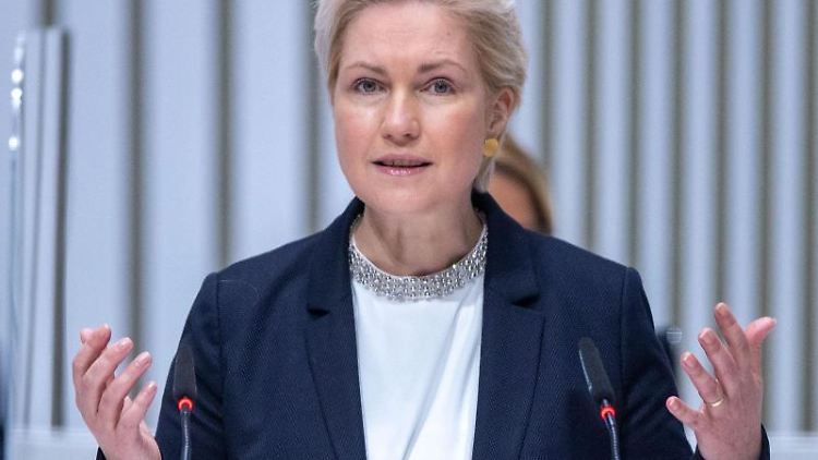Ministerpräsidentin Schwesig mahnt, die Schutzmaßnahmen weiter durchzuhalten, bis man sich aus der Pandemie gekämpft habe.