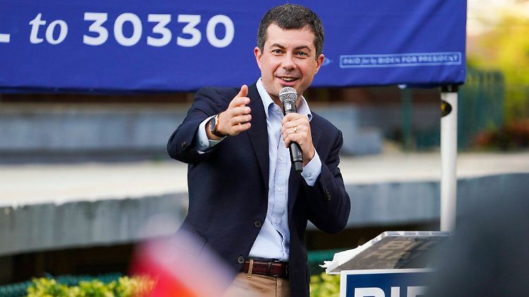 Buttigieg stammt aus dem Mittleren Westen, hat an mehreren Eliteunis studiert und spricht acht Sprachen. Außerdem war er als Soldat in Afghanistan im Einsatz.