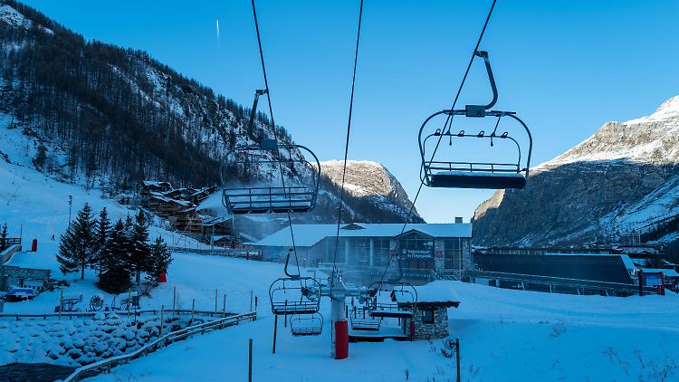 Verwaister Lift im Val d'Isere. Frankreichs Regierung will Wintersport verhindern.