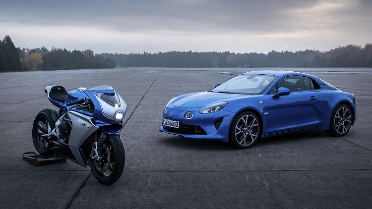 Ein schönes Paar: die MV Agusta Superveloce  800 Alpine und der Alpine A110.