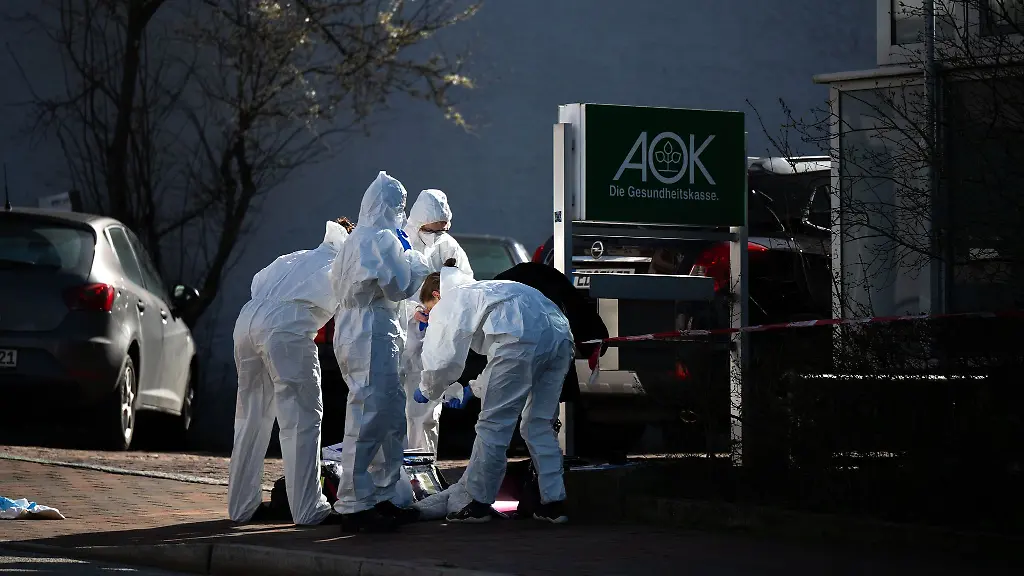 Polizeibeamte-arbeiten-an-der-Stelle-an-der-ein-Passant-kurz-zuvor-den-toten-entdeckt-hatte