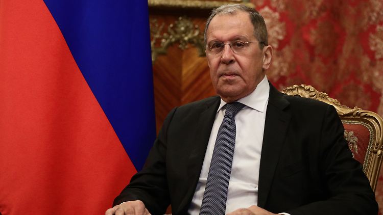 "Wir haben uns daran gewöhnt, dass die USA und andere westliche Länder in den Medien einfach neue Anschuldigungen in Richtung Russland verkünden", sagte Außenminister Sergej Lawrow.