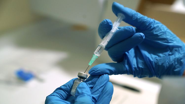 Nach der Zulassung könnten laut Spahn in einem ersten Schritt rund 400.000 Impfdosen ausgeliefert werden