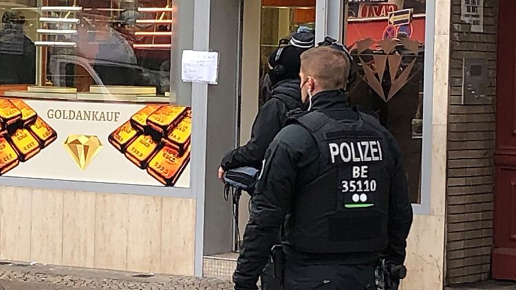 Einsatzkräfte durchsuchten Juweliergeschäfte und Wohnungen.