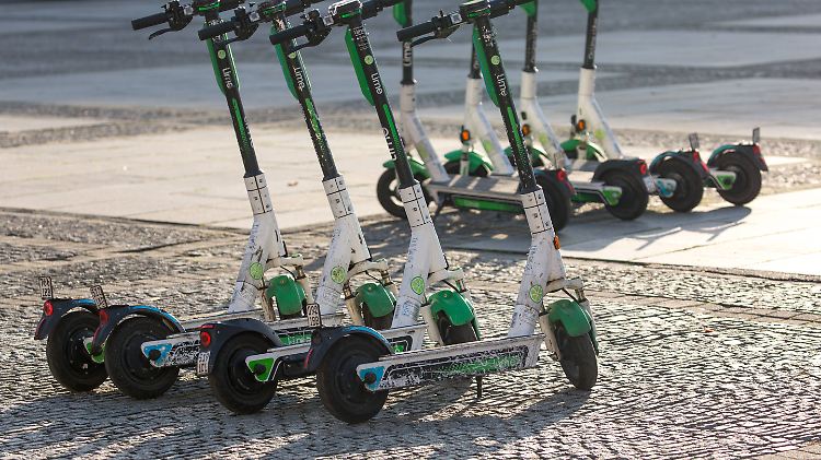 Eine Nutzungsgebühr für Gehwege könnte der Expansion der E-Scooter einen Dämpfer verpassen.
