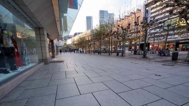 Viele Geschäfte bleiben zu: Auch auf der Frankfurter Zeil ist es fast leer. 