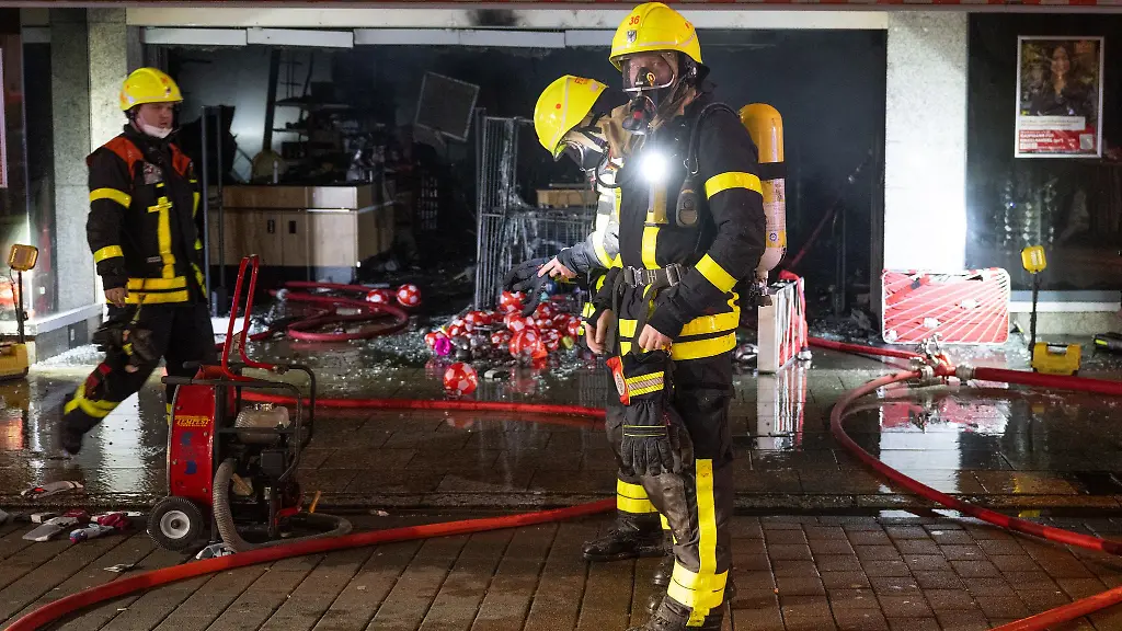 Die-Feuerwehr-ist-mit-zahlreichen-Kraeften-vor-Ort