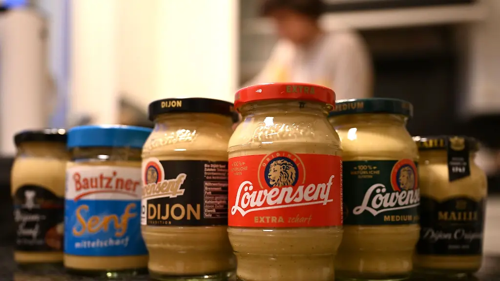 Drei-Senfsorten-von-Loewensenf-umrahmt-von-Konkurrenzprodukten