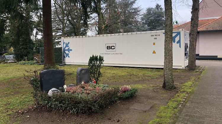 Der Behälter steht auf dem Hauptfriedhof in Hanau. Bürgermeister Kaminsky spricht von einer "furchtbaren Situation".