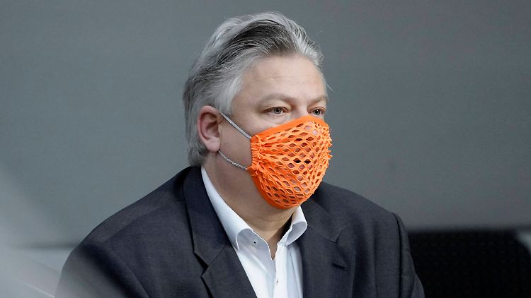 Seitz war bei einer Bundestagssitzung im November negativ aufgefallen, als er mit einer löchrigen Maske zum Rednerpult kam.
