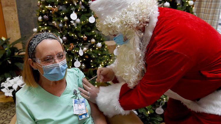 In einem Krankenhaus in der Stadt Manchester in den USA kommt der Impfstoff vom Weihnachtsmann.