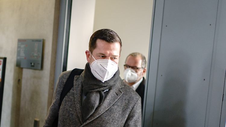 Karl Theodor zu Guttenberg, früherer Verteidigungsminister, auf dem Weg zur Sitzung des Wirecard-Untersuchungsausschusses im Bundestag. 