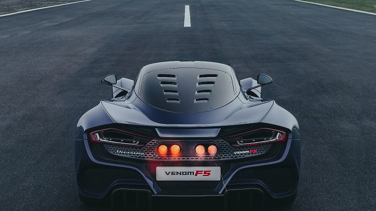 Währende die Front des Venom F5 fast unverändert blieb, hat sich das Heck, im Vergleich zum Prototyp, deutlich verändert.