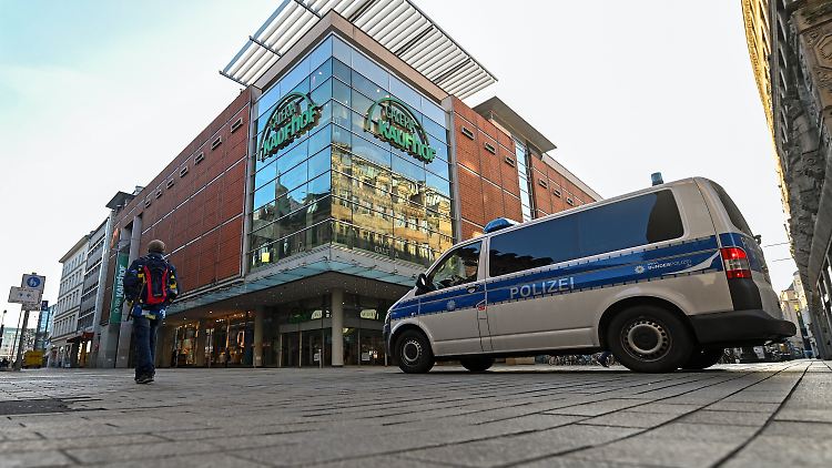 Ein Fahrzeug der Bundespolizei im Zentrum von Leipzig. In Sachsen gilt der Lockdown schon seit Montag.
